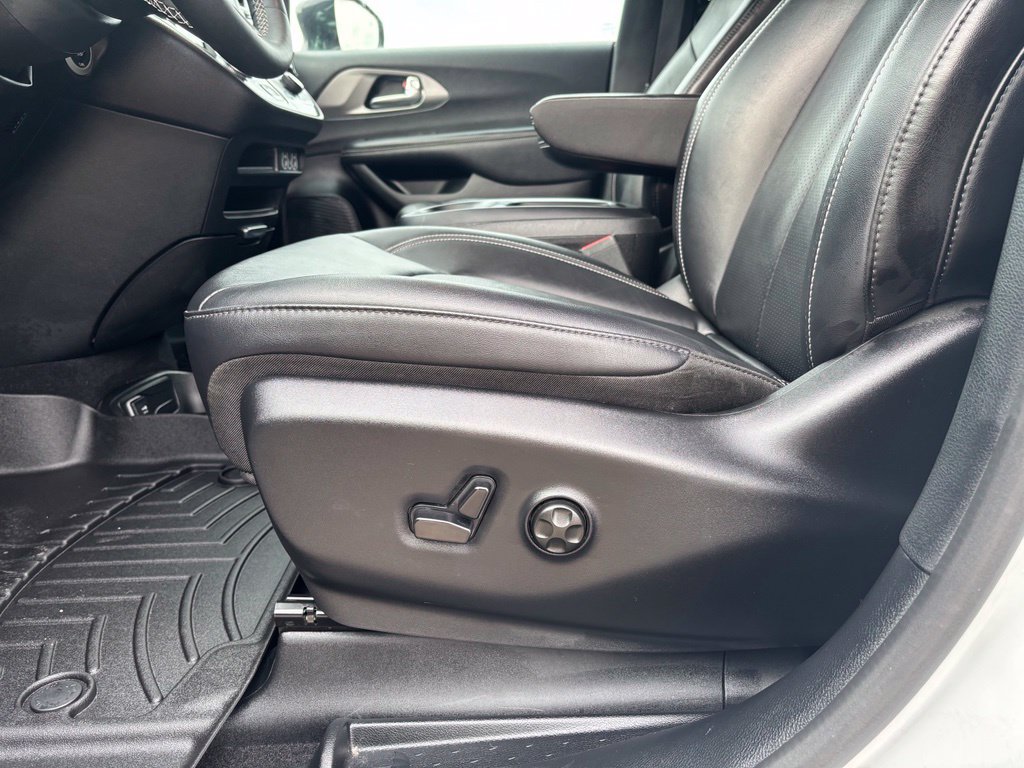 Used 2025 Chrysler Pacifica Select FWD image 10