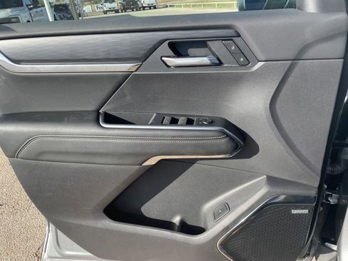 Used 2025 GMC Acadia Elevation image 24