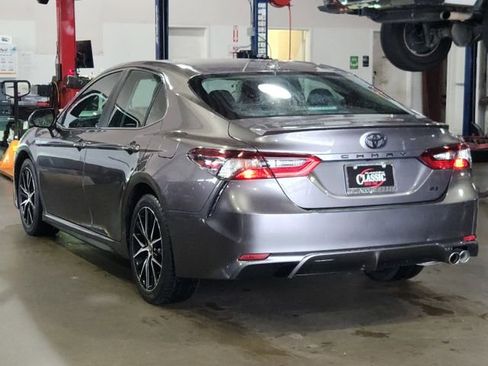 Used 2022 Toyota Camry SE FWD image 6