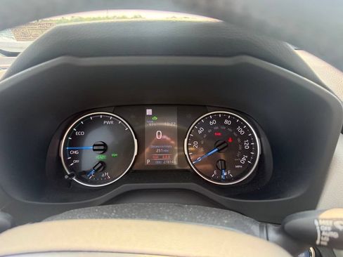 Used 2022 Toyota RAV4 XLE Premium AWD/4WD image 15