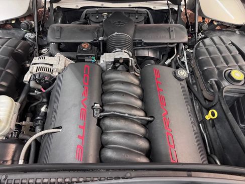 Used 2000 Chevrolet Corvette Coupe w/ Roof Pkg RWD image 11