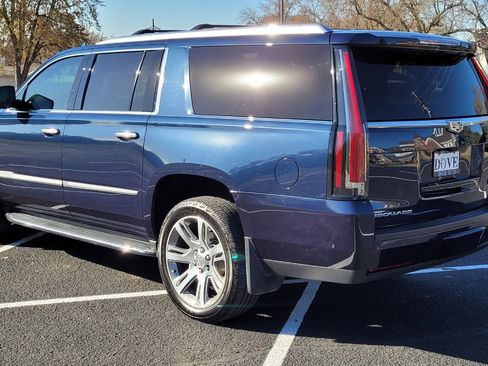 Used 2019 Cadillac Escalade ESV Luxury image 4