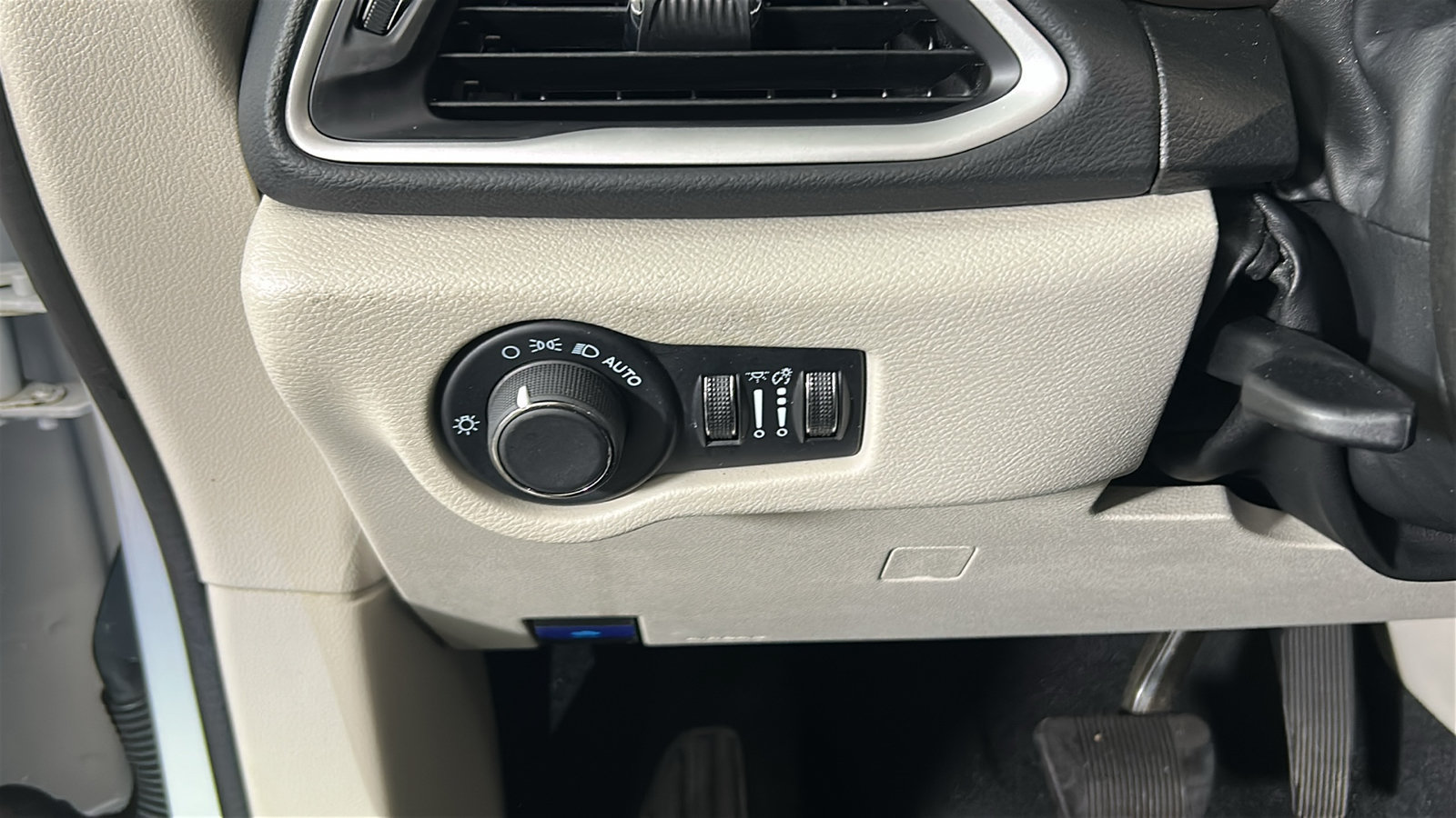 Used 2024 Chrysler Voyager LX FWD image 23