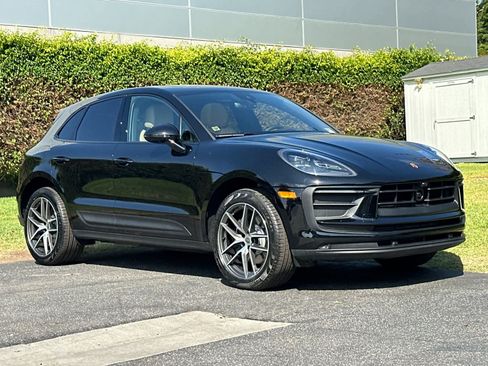 Certified 2025 Porsche Macan AWD/4WD image 10