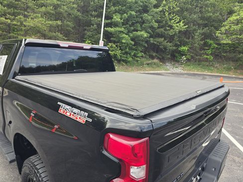 Used 2021 Chevrolet Silverado 1500 Custom Trail Boss w/ LPO, Dark Essentials Package AWD/4WD image 11