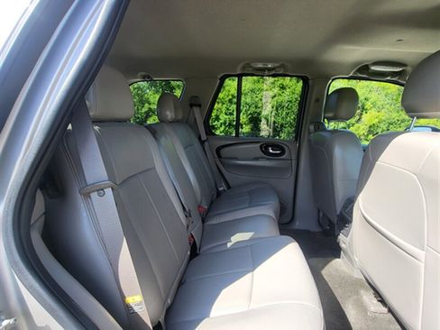 Used 2004 Buick Rainier CXL w/ Convenience Package AWD/4WD image 19