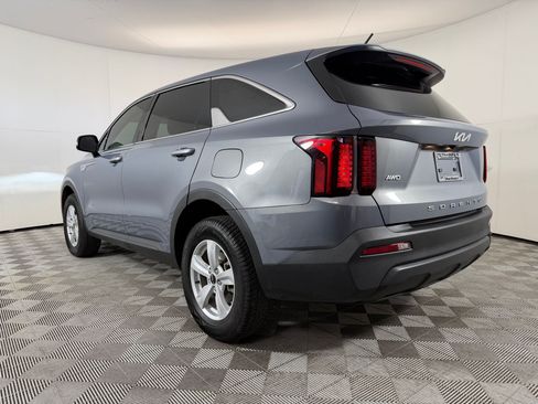 Used 2022 Kia Sorento LX AWD/4WD image 3