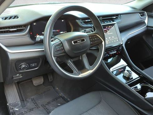 Used 2023 Jeep Grand Cherokee Laredo RWD image 10