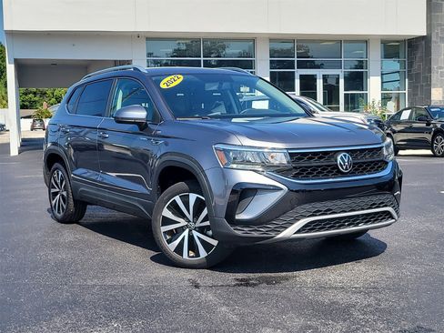 Used 2022 Volkswagen Taos SE image 2