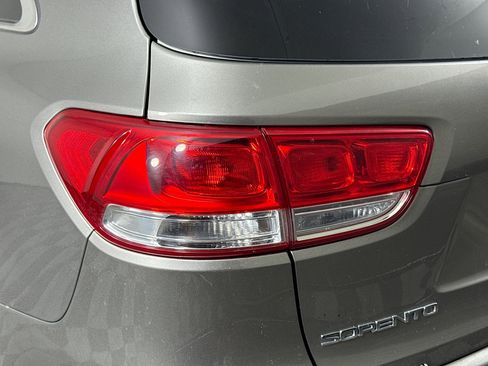 Used 2018 Kia Sorento LX image 35