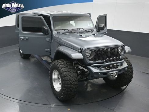 Used 2025 Jeep Gladiator Overland AWD/4WD image 25