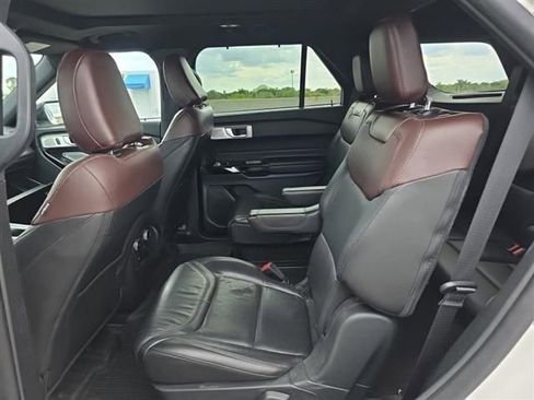 Used 2023 Ford Explorer Platinum w/ Technology Package AWD/4WD image 5