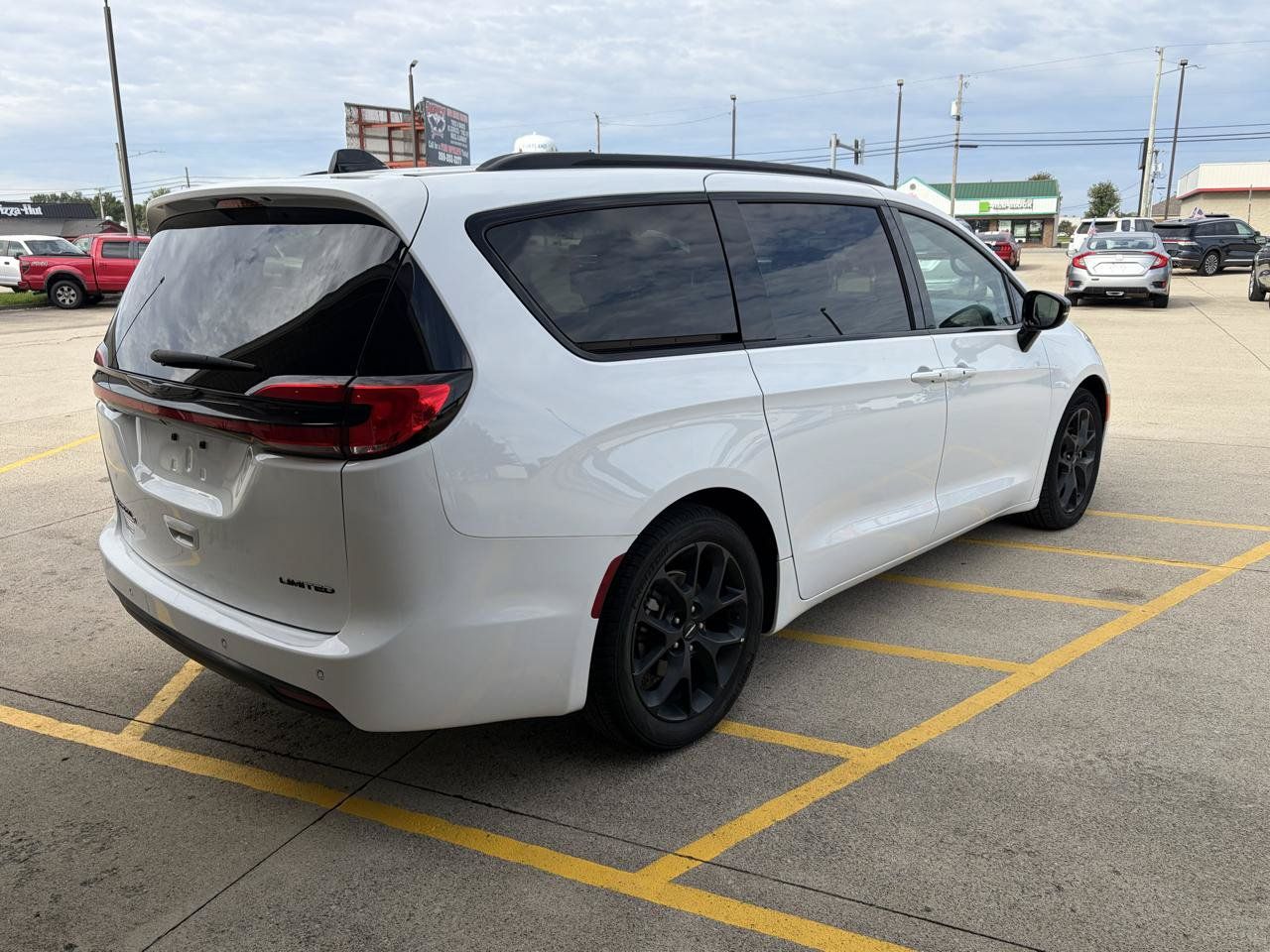 Used 2025 Chrysler Pacifica Limited FWD image 6