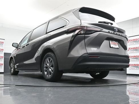 Used 2024 Toyota Sienna XLE FWD image 35