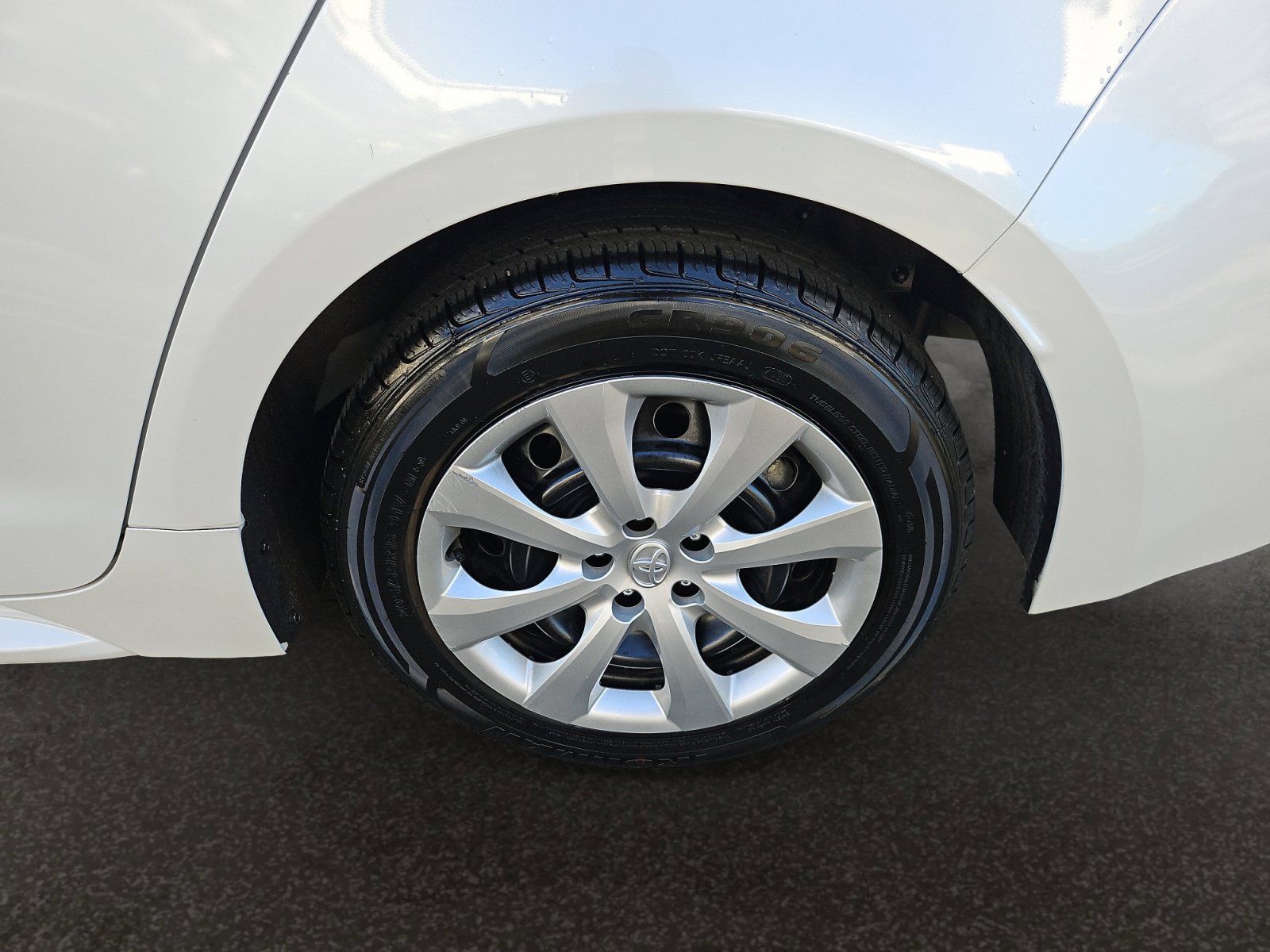 Used 2025 Toyota Corolla LE FWD image 46