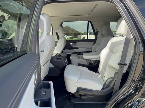 Used 2025 Ford Expedition Platinum w/ Driver's Package AWD/4WD image 10