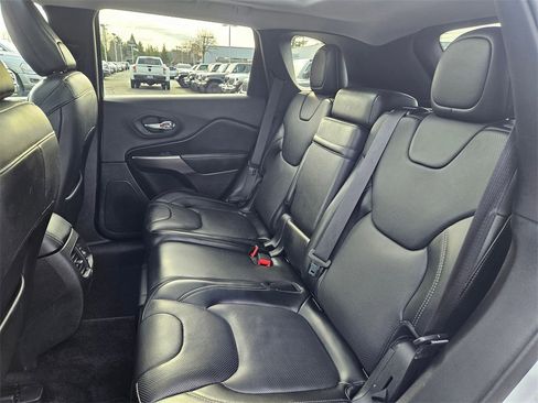 Used 2019 Jeep Cherokee Overland w/ Technology Group image 15