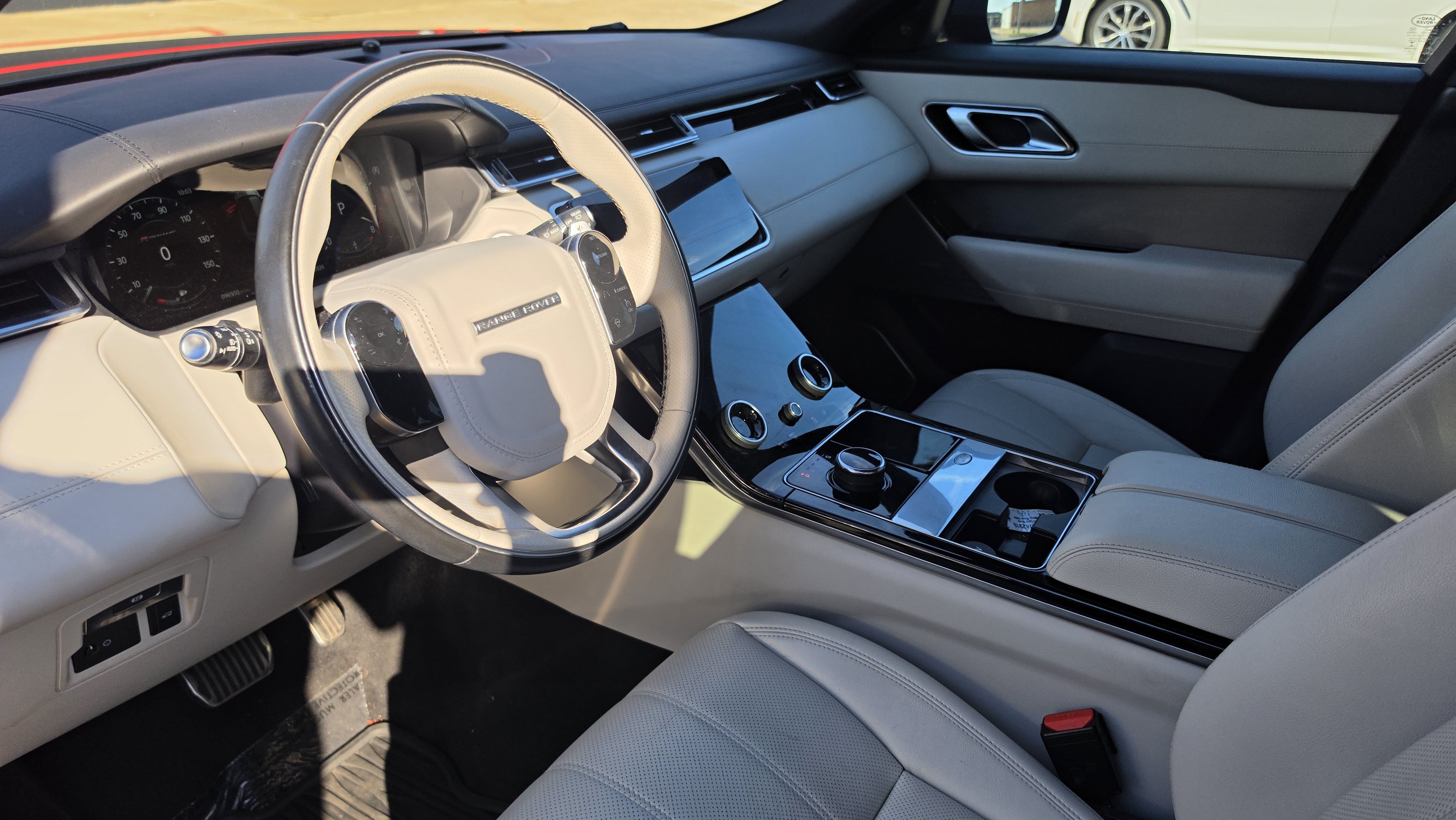 Used 2018 Land Rover Range Rover Velar R-Dynamic SE AWD/4WD image 24