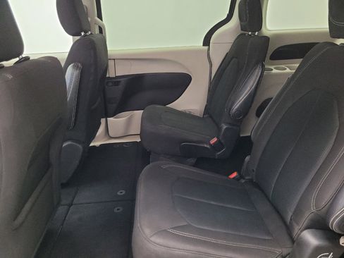 Used 2022 Chrysler Voyager LX image 18