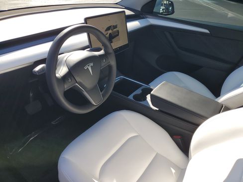 Used 2022 Tesla Model Y Long Range image 21