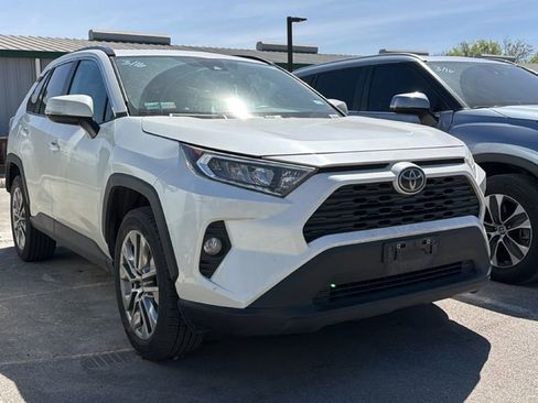 Used 2021 Toyota RAV4 XLE Premium image 3