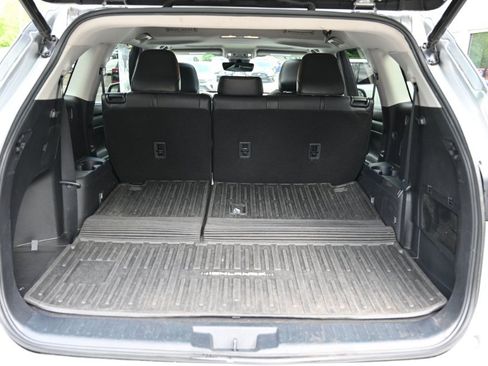 Used 2021 Toyota Highlander XLE AWD/4WD image 19