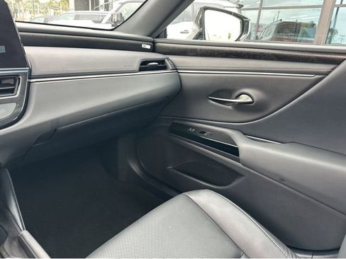 Certified 2025 Lexus ES 300h w/ Premium Package image 17