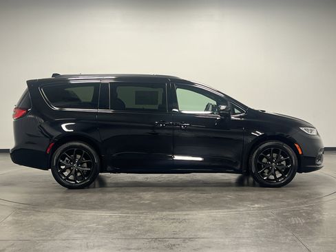 New 2026 Chrysler Pacifica Limited w/ S Appearance Package image 9
