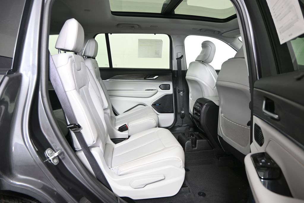 Used 2021 Jeep Grand Cherokee L Overland w/ Luxury Tech Group IV AWD/4WD image 15