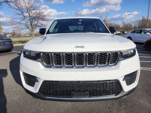 Used 2023 Jeep Grand Cherokee Laredo image 12