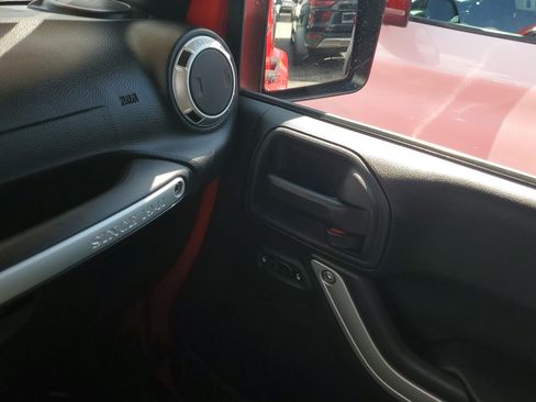 Used 2016 Jeep Wrangler Sahara w/ Connectivity Group image 26