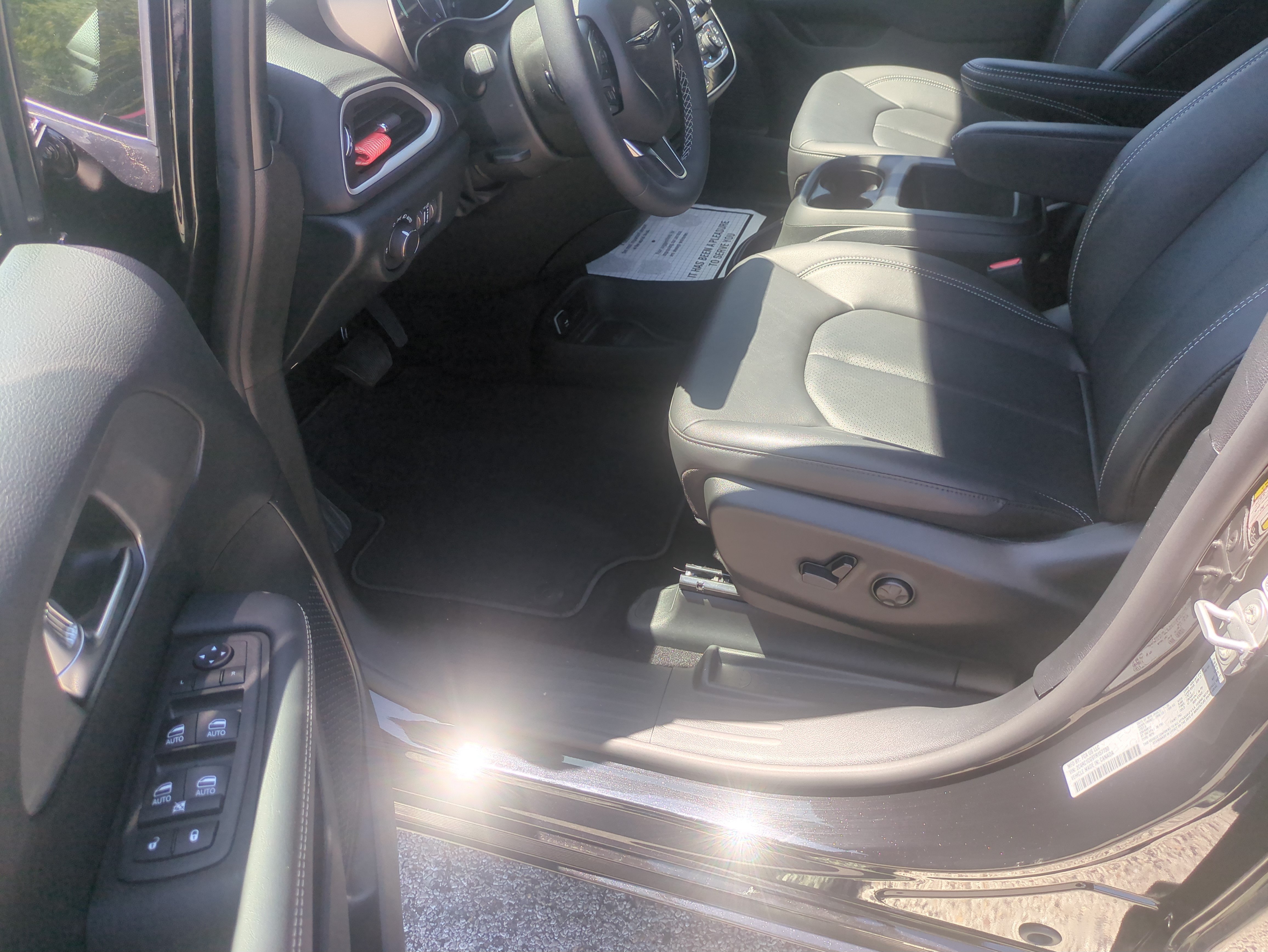 Used 2026 Chrysler Voyager LX FWD image 9