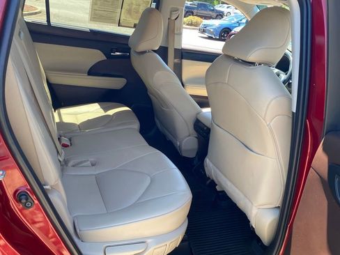 Used 2022 Toyota Highlander XLE AWD/4WD image 16