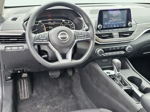 Used 2025 Nissan Altima 2.5 SV FWD image 30
