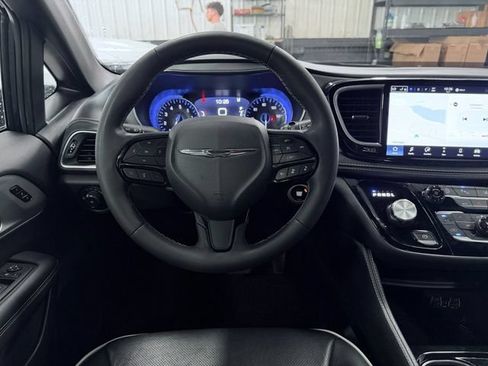 Used 2025 Chrysler Pacifica Limited FWD image 36