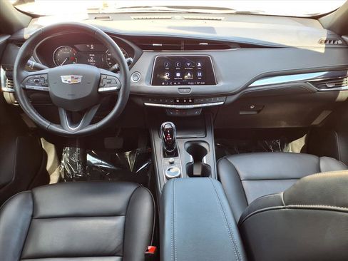 Used 2023 Cadillac XT4 Luxury w/ Cold Weather Package FWD image 15