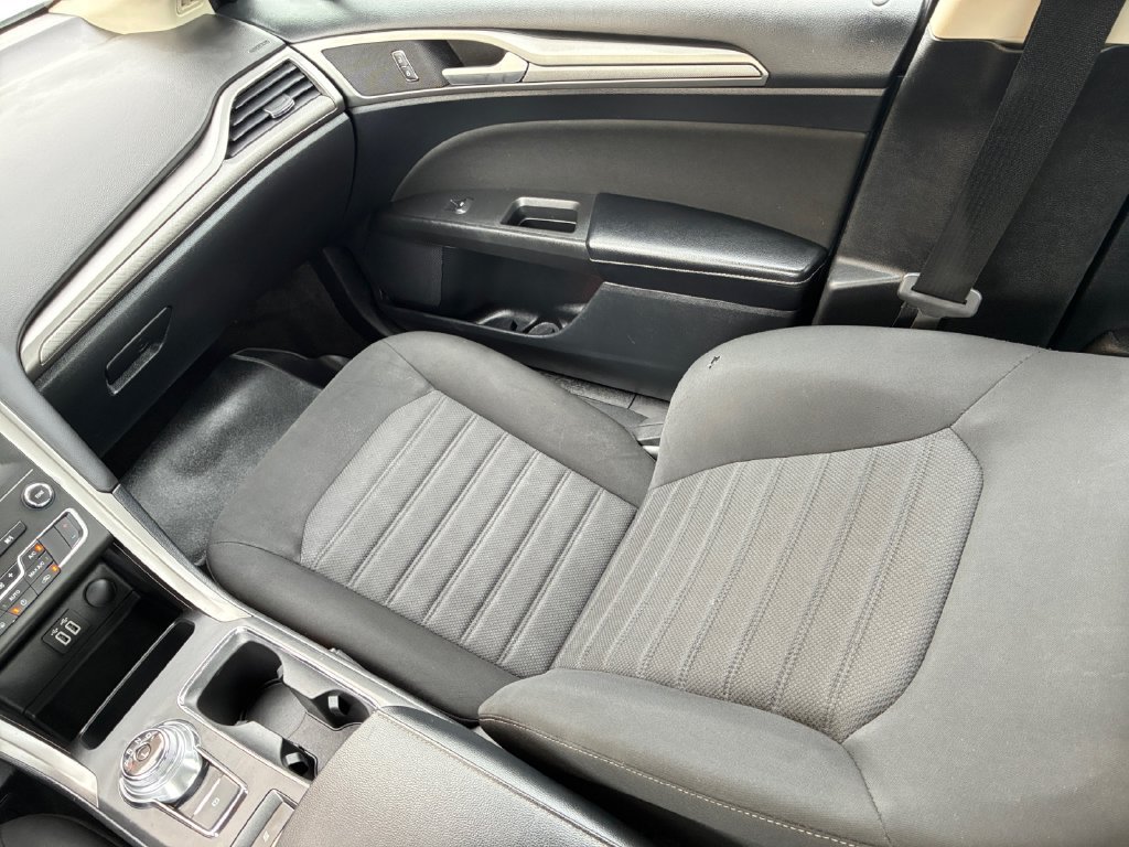 Used 2020 Ford Fusion SE FWD image 16