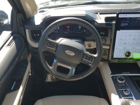 Used 2024 Ford Expedition Platinum image 19