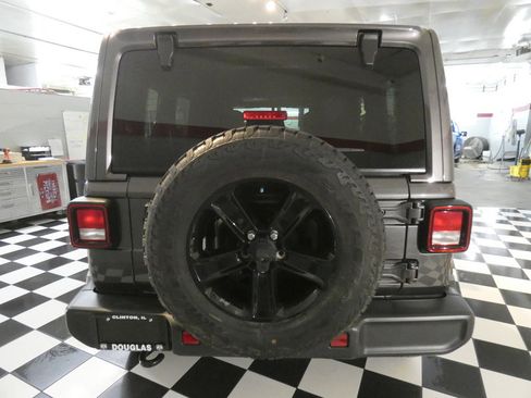 Used 2022 Jeep Wrangler Unlimited Sahara image 5