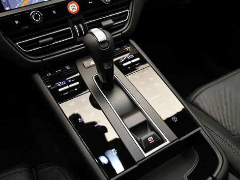 Certified 2026 Porsche Macan AWD/4WD image 33