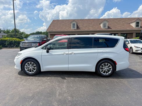Used 2026 Chrysler Pacifica Limited FWD image 5