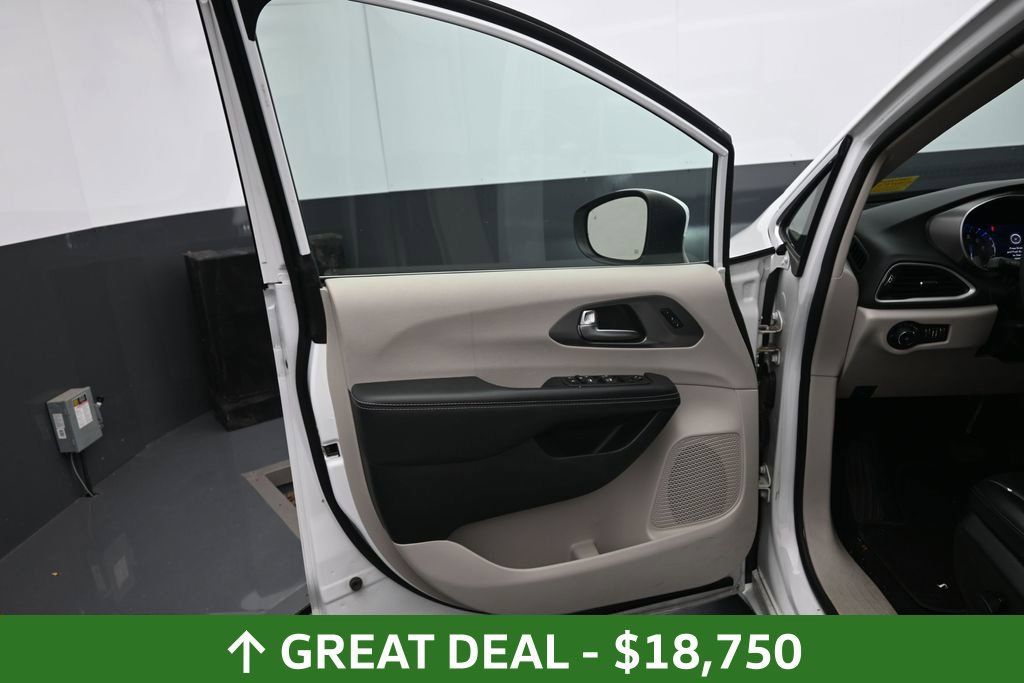Used 2023 Chrysler Pacifica Touring-L FWD image 20