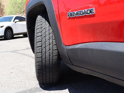 Used 2018 Jeep Renegade Latitude FWD image 6