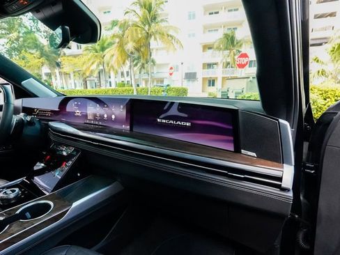 Used 2025 Cadillac Escalade Sport Platinum w/ LPO, ONYX Package image 95