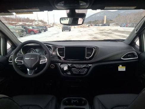 New 2026 Chrysler Pacifica Select image 13