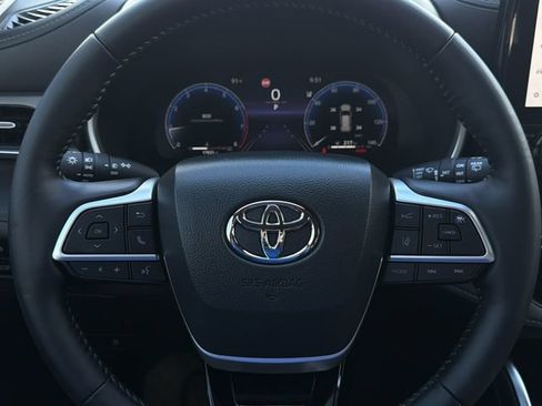 Used 2025 Toyota Highlander Limited FWD image 26