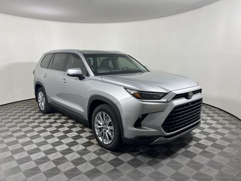 Used 2024 Toyota Grand Highlander AWD image 7