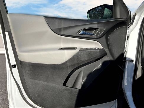 Used 2023 Chevrolet Equinox LS w/ LS Convenience Package image 12