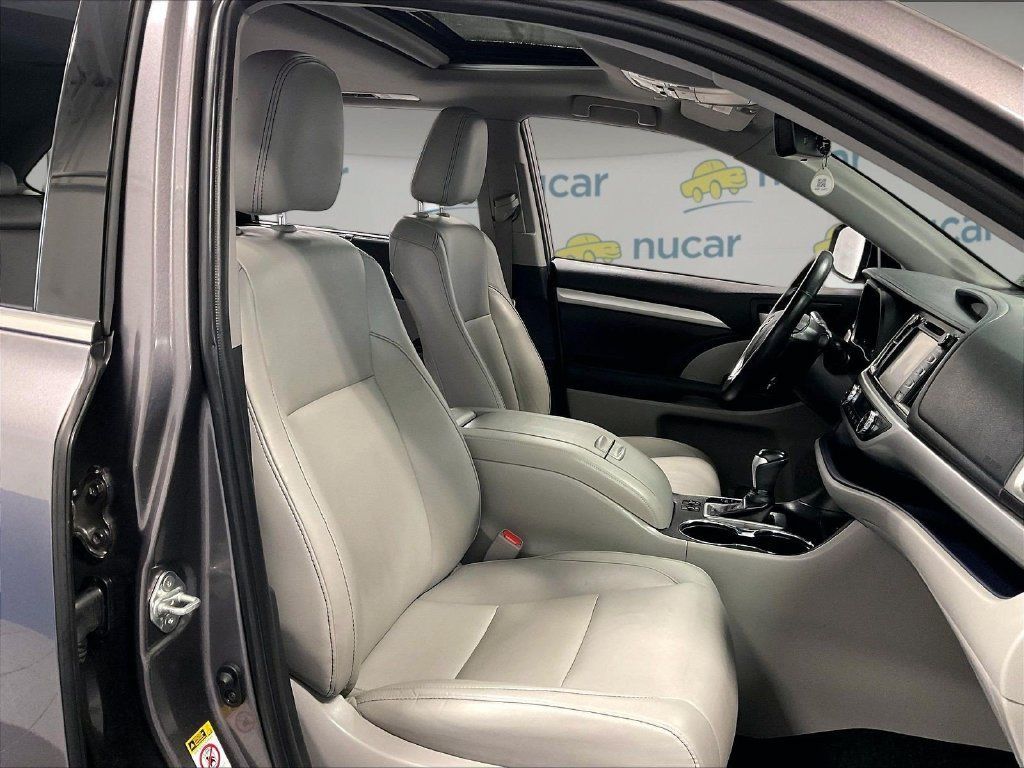 Used 2019 Toyota Highlander XLE AWD/4WD image 11