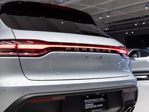 Certified 2023 Porsche Macan S AWD/4WD image 31